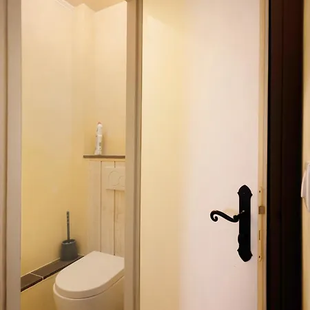 3 A Romeu Apartment